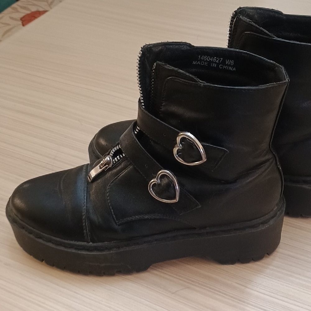 Hot Topic Black Combat Boots with Heart Details - Picture 4 of 6